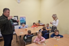 zajecia-modelarskie-z-przedszkolakami-scenka-z-zycia-dinozaura-2024-02